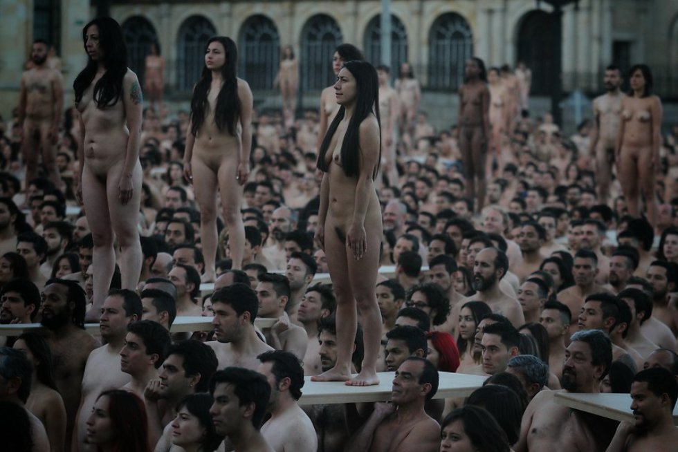 En su convocatoria, el estadounidense llamó a los colombianos a que se quiten la ropa "por un futuro mejor" para su primera foto de desnudos masivos en Bogotá. En su convocatoria, el estadounidense llamó a los colombianos a que se quiten la ropa "por un futuro mejor" para su primera foto de desnudos masivos en Bogotá.