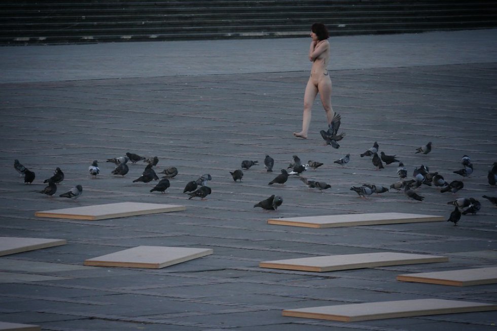 El fotógrafo estadounidense Spencer Tunick realizó la toma de fotografías con más de 6.000 personas denudas en el centro de Bogotá. El fotógrafo estadounidense Spencer Tunick realizó la toma de fotografías con más de 6.000 personas denudas en el centro de Bogotá.