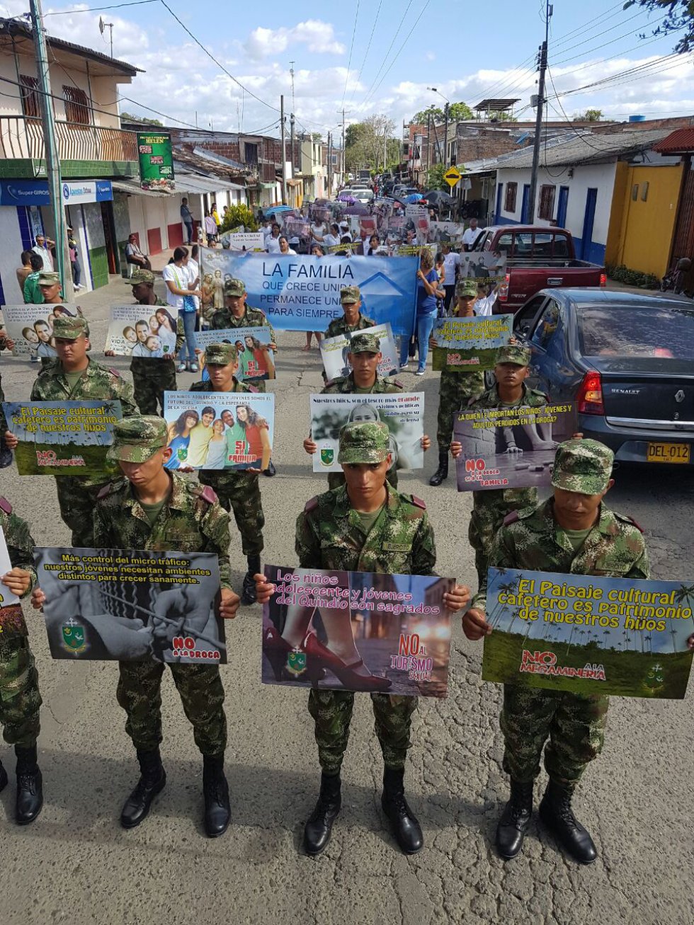 Los soldados también hicieron parte de la marcha por la familia Los soldados también hicieron parte de la marcha por la familia