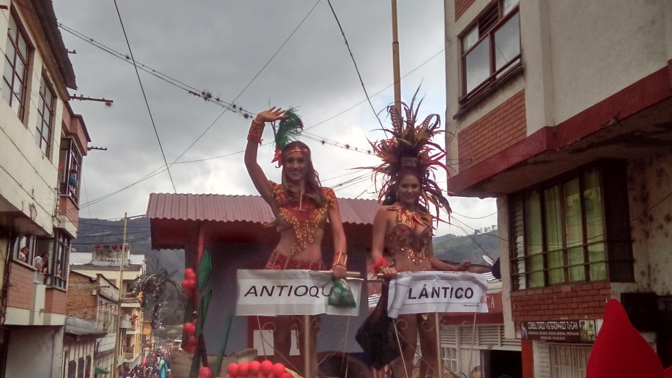 Las carrozas fueron adornadas con lo más típico del Paisaje Cultural Cafetero y de las regiones que representan Las carrozas fueron adornadas con lo más típico del Paisaje Cultural Cafetero y de las regiones que representan