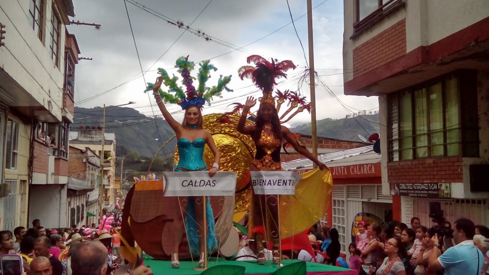 Las carrozas fueron adornadas con lo más típico del Paisaje Cultural Cafetero y de las regiones que representan Las carrozas fueron adornadas con lo más típico del Paisaje Cultural Cafetero y de las regiones que representan