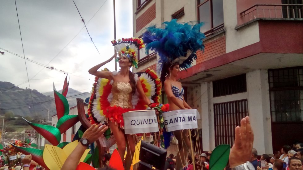 Las carrozas fueron adornadas con lo más típico del Paisaje Cultural Cafetero y de las regiones que representan Las carrozas fueron adornadas con lo más típico del Paisaje Cultural Cafetero y de las regiones que representan