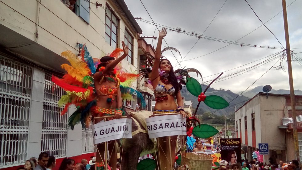 Las carrozas fueron adornadas con lo más típico del Paisaje Cultural Cafetero y de las regiones que representan Las carrozas fueron adornadas con lo más típico del Paisaje Cultural Cafetero y de las regiones que representan