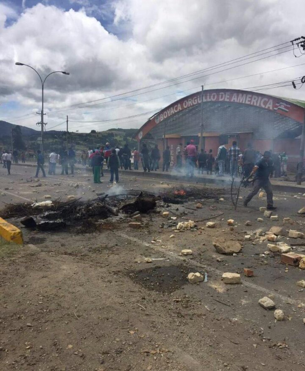 El Gobierno Nacional suspendió temporalmente la mesa de negociaciones con los camioneros, luego de que algunas informaciones relacionaran el accidente sufrido por el gobernador de Boyacá, Carlos Amaya, con los manifestantes en Tunja. El Gobierno Nacional suspendió temporalmente la mesa de negociaciones con los camioneros, luego de que algunas informaciones relacionaran el accidente sufrido por el gobernador de Boyacá, Carlos Amaya, con los manifestantes en Tunja.