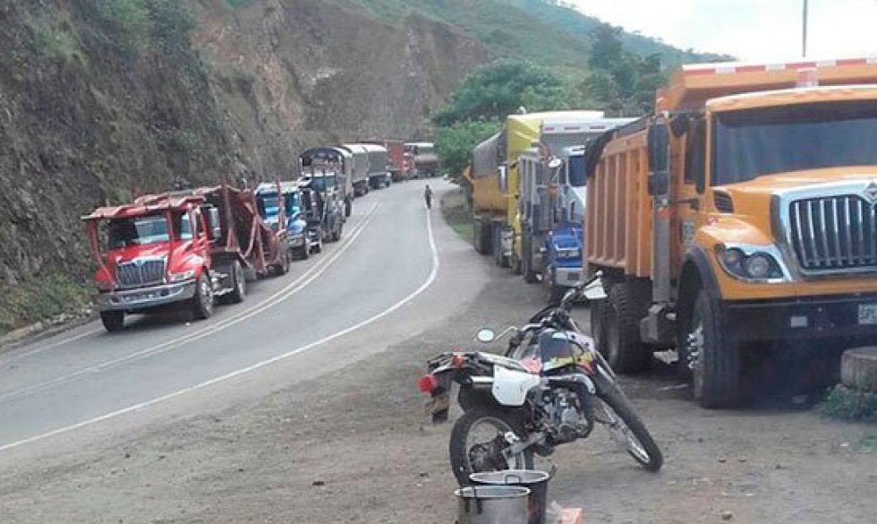 “Hay versiones serias que indican que pudo haber tenido relación con actos vandálicos, aparentemente relacionados con la cruzada camionera. Hasta tanto no se verifiquen los detalles, se ha tomado la decisión de suspender las negociaciones”, dijo. “Hay versiones serias que indican que pudo haber tenido relación con actos vandálicos, aparentemente relacionados con la cruzada camionera. Hasta tanto no se verifiquen los detalles, se ha tomado la decisión de suspender las negociaciones”, dijo.