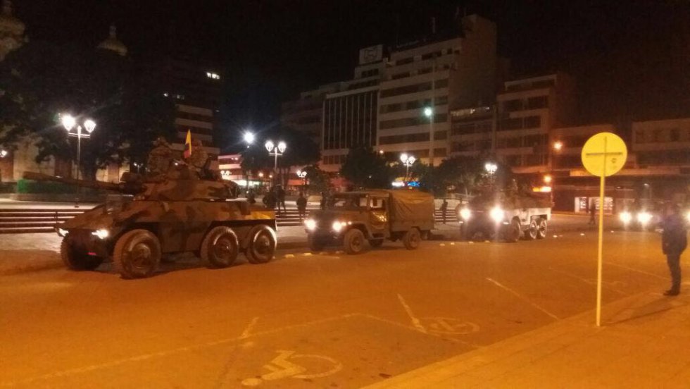 Al parecer el Esmad le disparó en la cabeza al manifestante ocasionando su muerte. Al parecer el Esmad le disparó en la cabeza al manifestante ocasionando su muerte.