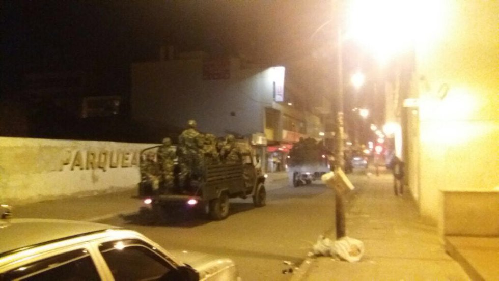 Desde la Guajira, el presidente Juan Manuel Santos también se refirió al tema e, incluso, fue más allá. Pidió al Ministerio de Defensa que militarice las vías para garantizar que los camioneros que quieren trabajar puedan hacerlo. Desde la Guajira, el presidente Juan Manuel Santos también se refirió al tema e, incluso, fue más allá. Pidió al Ministerio de Defensa que militarice las vías para garantizar que los camioneros que quieren trabajar puedan hacerlo.