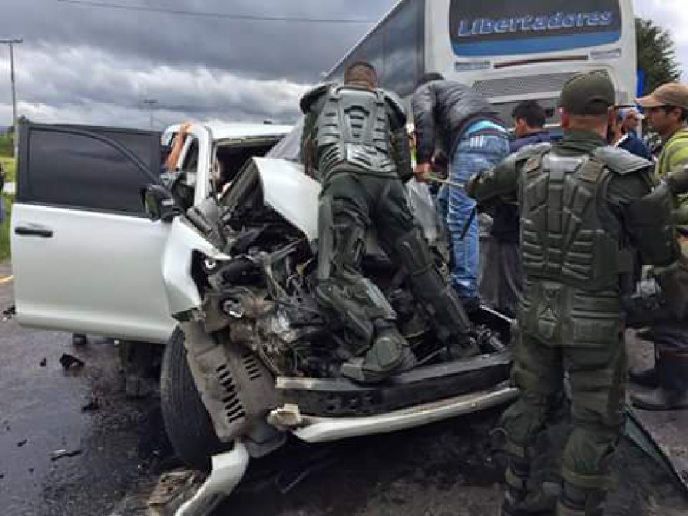 El Gobierno Nacional suspendió temporalmente la mesa de negociaciones con los camioneros, luego de que algunas informaciones relacionaran el accidente sufrido por el gobernador de Boyacá, Carlos Amaya, con los manifestantes en Tunja. El Gobierno Nacional suspendió temporalmente la mesa de negociaciones con los camioneros, luego de que algunas informaciones relacionaran el accidente sufrido por el gobernador de Boyacá, Carlos Amaya, con los manifestantes en Tunja.