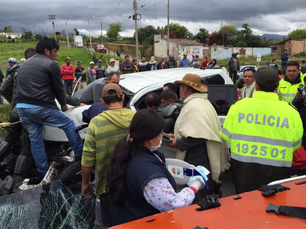 El secretario general de Presidencia, Luis Guillermo Vélez, anunció que se está investigando si los integrantes de la protesta arrojaron piedras contra el vehículo oficial. El secretario general de Presidencia, Luis Guillermo Vélez, anunció que se está investigando si los integrantes de la protesta arrojaron piedras contra el vehículo oficial.