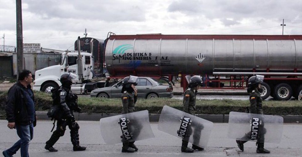 En Duitama la población le solicita al presidente que desmilitarice la zona, debido a que según mencionan en redes sociales, el Esmad abusó del poder provocando la muerte de uno de los camioneros que estaba en protesta. En Duitama la población le solicita al presidente que desmilitarice la zona, debido a que según mencionan en redes sociales, el Esmad abusó del poder provocando la muerte de uno de los camioneros que estaba en protesta.