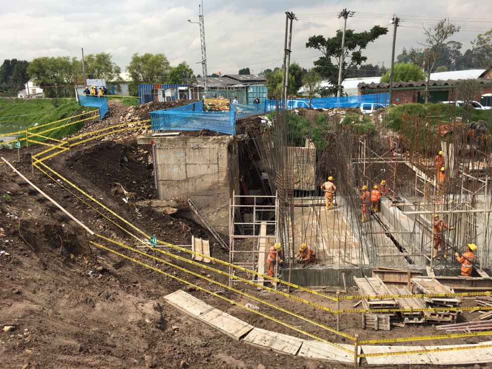 Sin embargo, a pesar de los grandes avances por parte de la CAR y de los municipios, ahora la principal amenaza del río son los particulares, en especial las fincas de ganados. Sin embargo, a pesar de los grandes avances por parte de la CAR y de los municipios, ahora la principal amenaza del río son los particulares, en especial las fincas de ganados.