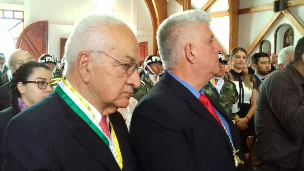 Cesar Hoyos ex alcalde de Armenia y Luis Fernando Ramírez líder cívico con sus medallas Cesar Hoyos ex alcalde de Armenia y Luis Fernando Ramírez líder cívico con sus medallas