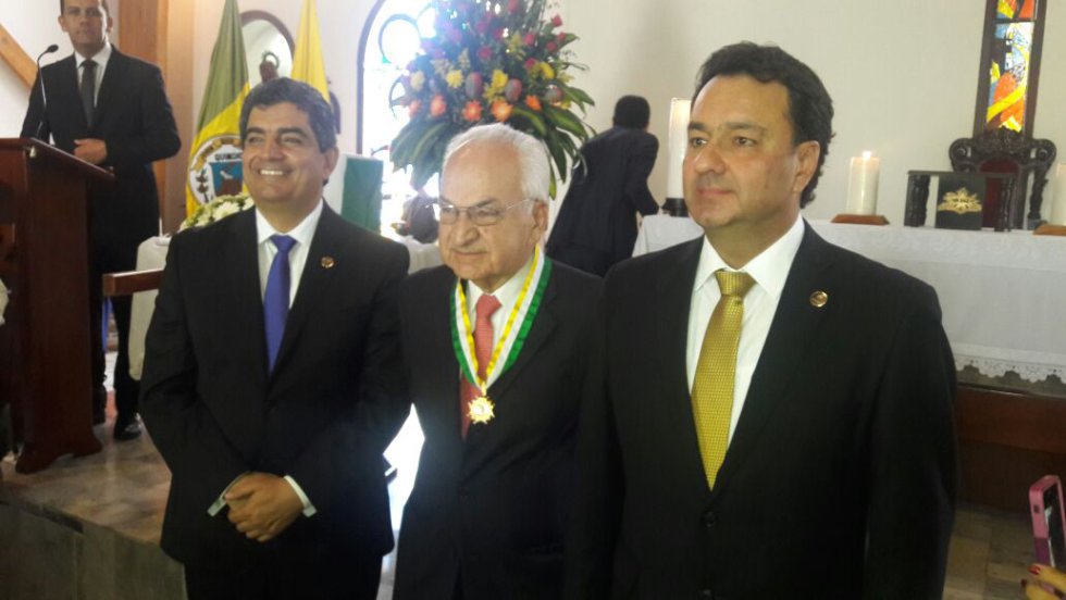 Gobernador del Quindío y alcalde de Armenia con Cesar Hoyos ex alcalde de la ciudad homenajeado Gobernador del Quindío y alcalde de Armenia con Cesar Hoyos ex alcalde de la ciudad homenajeado