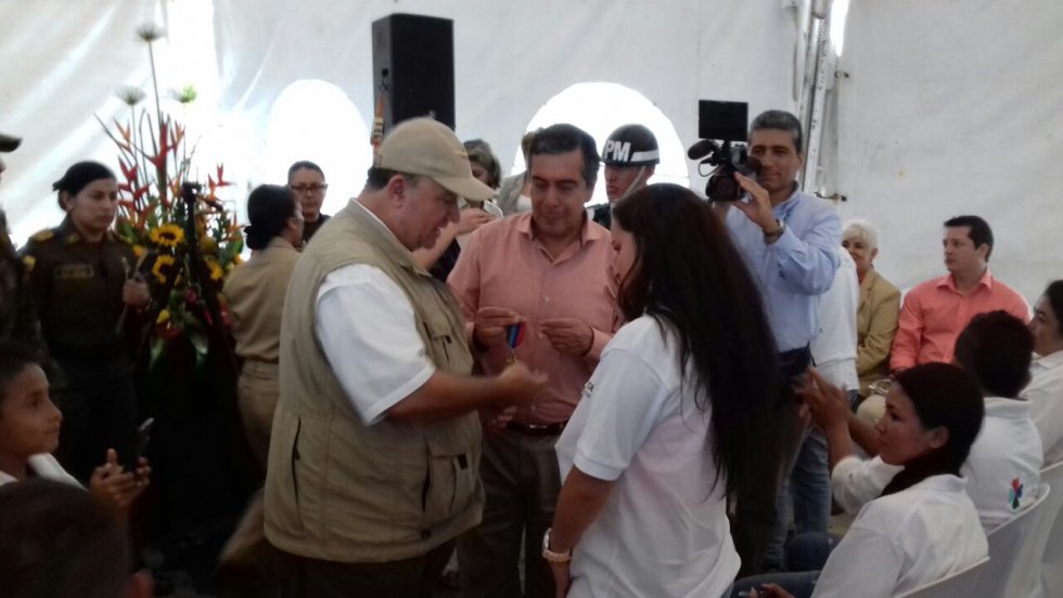 Ministro de la defensa entregando llaves a mujeres viudas de soldados héroes de la patria Ministro de la defensa entregando llaves a mujeres viudas de soldados héroes de la patria