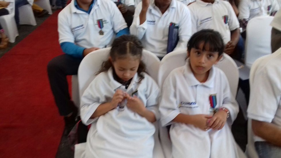 Los niños fueron los más felices al recibir las llaves de su nueva casa Los niños fueron los más felices al recibir las llaves de su nueva casa
