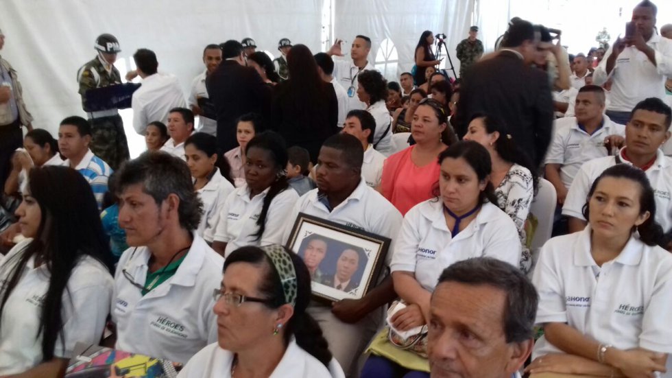Familiares de soldados muertos en combate a pesar del dolor recibieron su apartamento Familiares de soldados muertos en combate a pesar del dolor recibieron su apartamento
