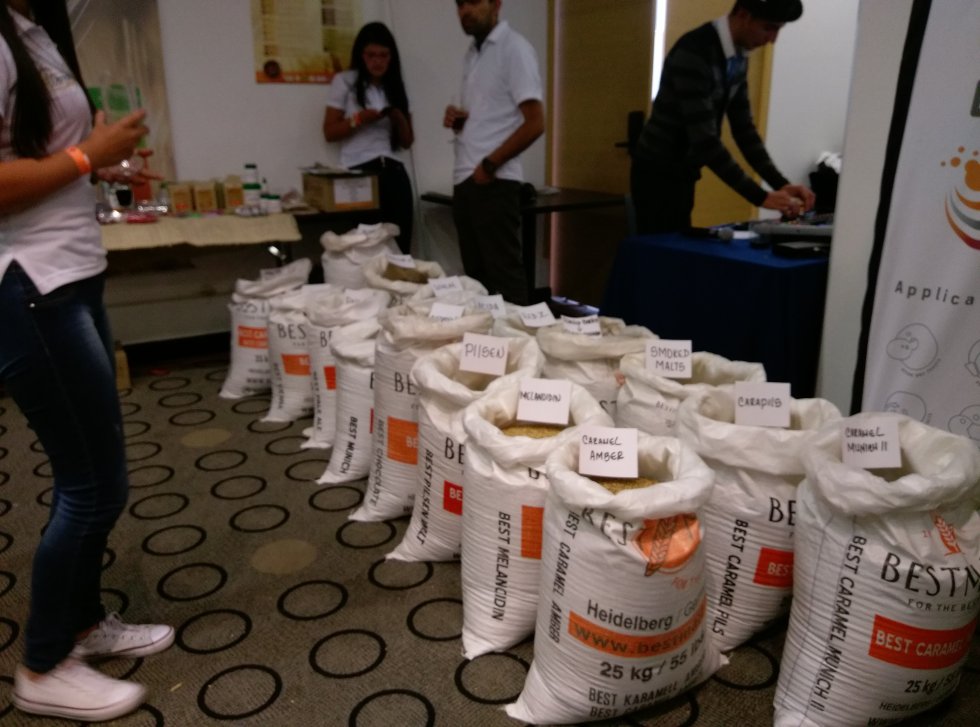 Los proveedores de materias primas también tuvieron espacio en el tercer festival de Cerveceros artesanales de Colombia, un espacio para el placer, la cerveza y los negocios. Los proveedores de materias primas también tuvieron espacio en el tercer festival de Cerveceros artesanales de Colombia, un espacio para el placer, la cerveza y los negocios.