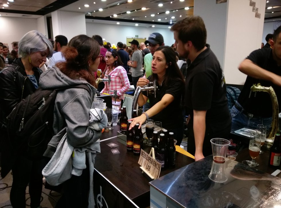 Los asistentes tuvieron la oportunidad de conocer de primera mano a los artesanos y conocer de su voz las características de su cerveza. Los asistentes tuvieron la oportunidad de conocer de primera mano a los artesanos y conocer de su voz las características de su cerveza.
