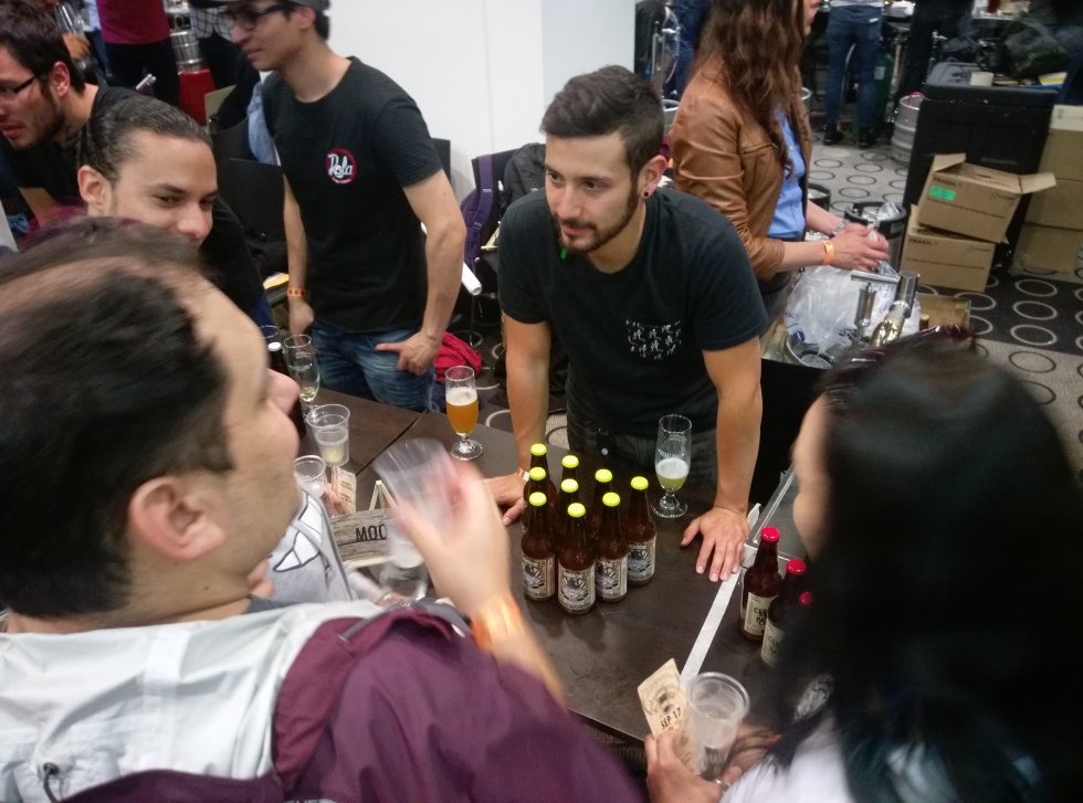 El espacio también sirvió para que compradores contactaran y conocieran nuevas marcas de productores de su bebida favorita. El espacio también sirvió para que compradores contactaran y conocieran nuevas marcas de productores de su bebida favorita.