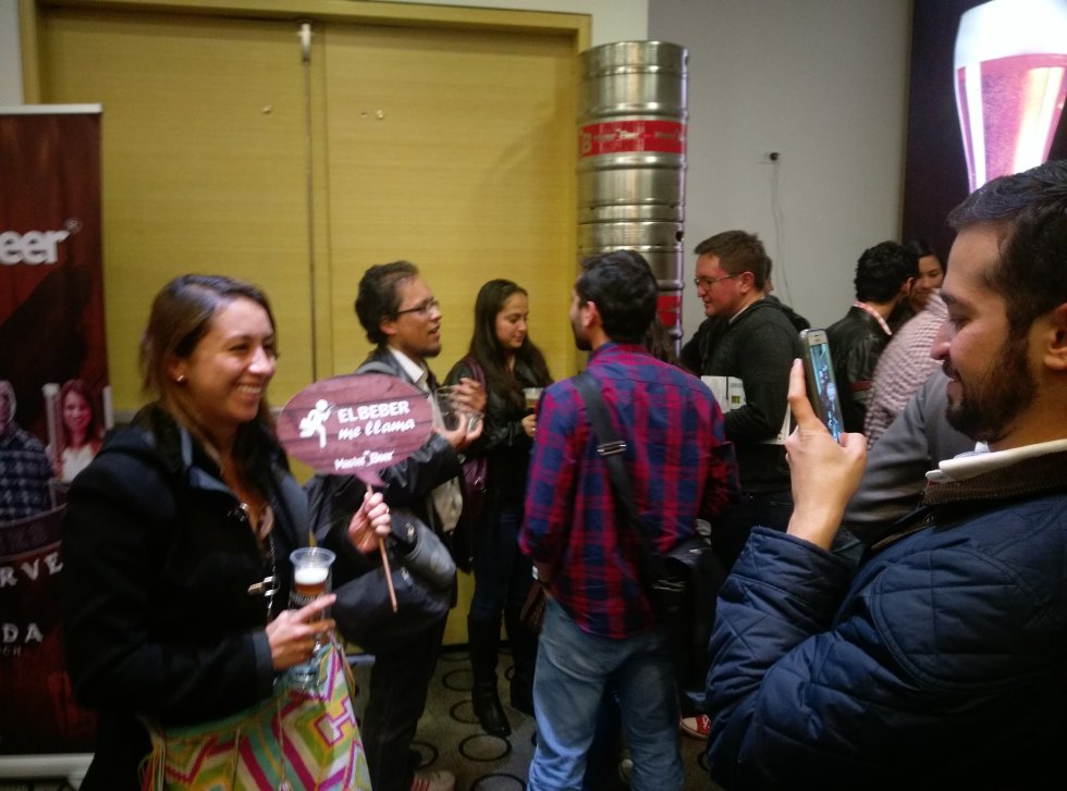 El festival también fue un escenario para compartir entre amigos. Cientos de personas acudieron al evento para probar lo mejor de los sabores cerveceros nacionales. El festival también fue un escenario para compartir entre amigos. Cientos de personas acudieron al evento para probar lo mejor de los sabores cerveceros nacionales.