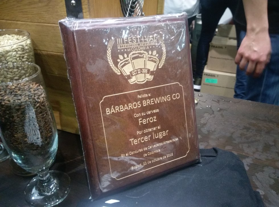 En el evento también se premió a la mejor cerveza artesanal del país, siendo en esta edición la cerveza Viteri, de Bogotá.
La cervecería Barbaros logró el tercer lugar. En el evento también se premió a la mejor cerveza artesanal del país, siendo en esta edición la cerveza Viteri, de Bogotá.
La cervecería Barbaros logró el tercer lugar.