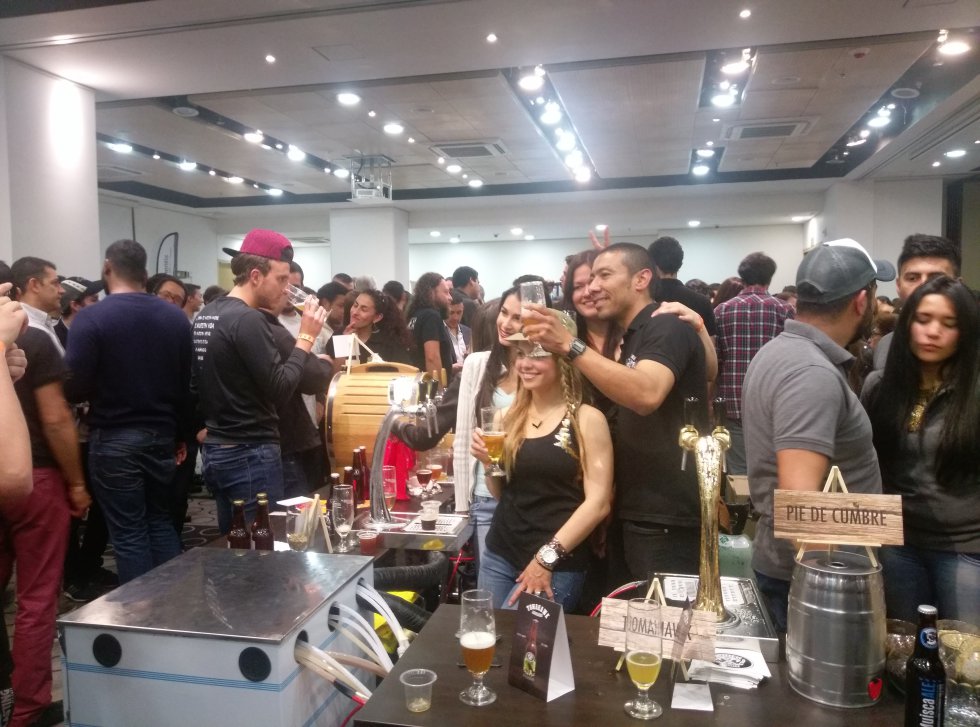 El Tercer Festival de Cerveceros Artesanales no solo sirvió para que prooductores dieran a conocer sus marcas, sino también para afianzar lazos entre ellos. El Tercer Festival de Cerveceros Artesanales no solo sirvió para que prooductores dieran a conocer sus marcas, sino también para afianzar lazos entre ellos.