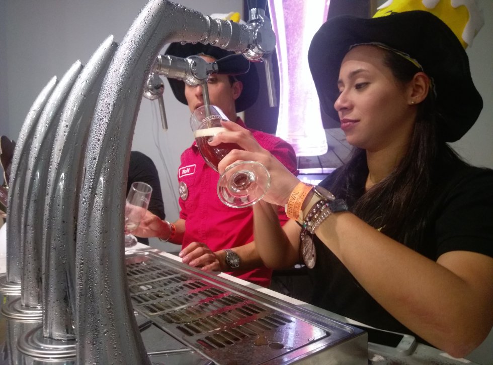 Cientos de litros de cerveza deleitaron los más exigentes paladares. Cientos de litros de cerveza deleitaron los más exigentes paladares.