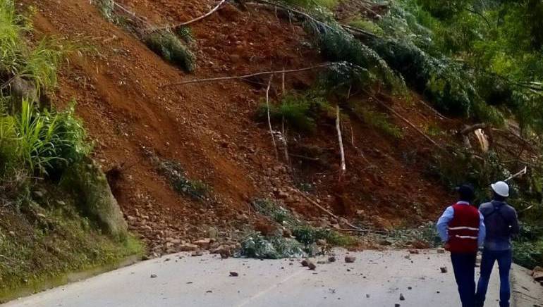 Deslizamiento de tierra en la vía al Chocó: Deslizamiento de tierra afecta  la vía entre Risaralda y Chocó | Pereira | Caracol Radio