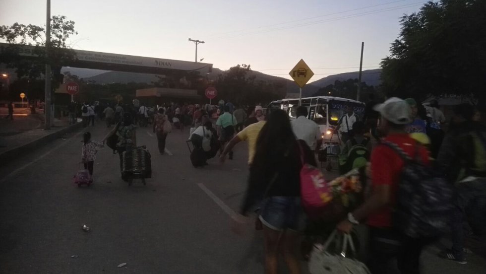 “Esperamos que la medida se mantenga que no haya otra eventualidad u otro disparate del presidente Maduro y que en cualquier momento se le dé por cerrar nuevamente la frontera” expresó otro de los venezolanos que ingreso a Colombia por el puente internacional Simón Bolívar. “Esperamos que la medida se mantenga que no haya otra eventualidad u otro disparate del presidente Maduro y que en cualquier momento se le dé por cerrar nuevamente la frontera” expresó otro de los venezolanos que ingreso a Colombia por el puente internacional Simón Bolívar.