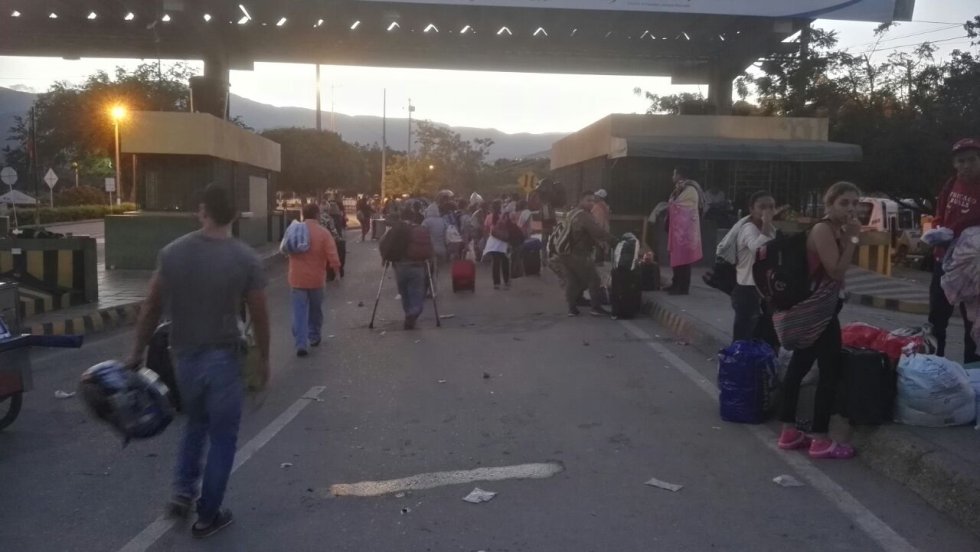 Las autoridades mantienen la presencia en los pasos internacionales y en las trochas fronterizas en medio de las largas filas de venezolanos, en su mayoría que buscan ingresar a su país, proveniente de distintas ciudades colombianas. Las autoridades mantienen la presencia en los pasos internacionales y en las trochas fronterizas en medio de las largas filas de venezolanos, en su mayoría que buscan ingresar a su país, proveniente de distintas ciudades colombianas.