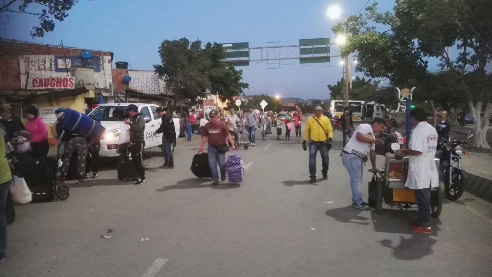Los pasos fronterizos permanecen habilitados para los venezolanos que quieran ingresar a Colombia y viceversa, el único requisito para transitar por los puentes internacionales es presentar el documento de identidad “los venezolanos debemos presentar el pasaporte para ingresar a Colombia” señalo, uno de los habitantes del vecino país. Los pasos fronterizos permanecen habilitados para los venezolanos que quieran ingresar a Colombia y viceversa, el único requisito para transitar por los puentes internacionales es presentar el documento de identidad “los venezolanos debemos presentar el pasaporte para ingresar a Colombia” señalo, uno de los habitantes del vecino país.