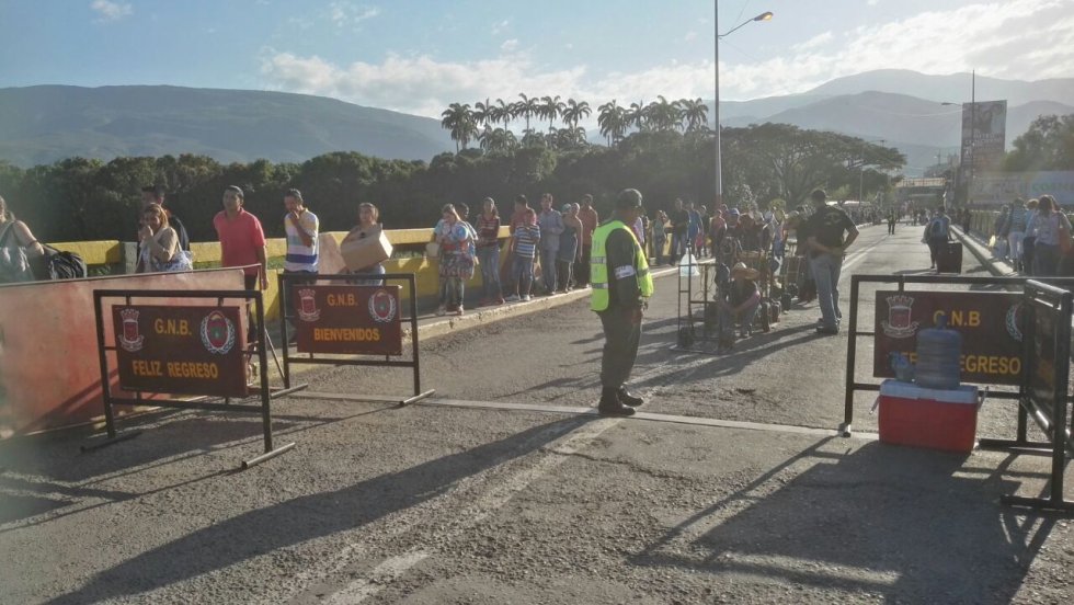 “Esperamos que la medida se mantenga que no haya otra eventualidad u otro disparate del presidente Maduro y que en cualquier momento se le dé por cerrar nuevamente la frontera” expresó otro de los venezolanos que ingreso a Colombia por el puente internacional Simón Bolívar. “Esperamos que la medida se mantenga que no haya otra eventualidad u otro disparate del presidente Maduro y que en cualquier momento se le dé por cerrar nuevamente la frontera” expresó otro de los venezolanos que ingreso a Colombia por el puente internacional Simón Bolívar.