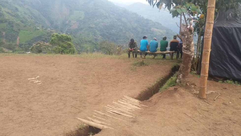 Según un comandante guerrillero, los problemas que han tenido para ubicarse en las zonas campamentarias no los desanima para seguir luchando por la paz. Según un comandante guerrillero, los problemas que han tenido para ubicarse en las zonas campamentarias no los desanima para seguir luchando por la paz.