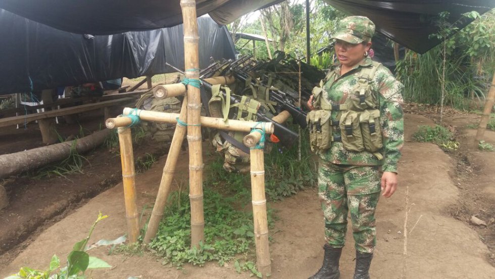 Los guerrilleros cuentan con armamento y fusiles de buena calidad, y aunque les da pesar entregarlos, saben que es por una buena causa. Los guerrilleros cuentan con armamento y fusiles de buena calidad, y aunque les da pesar entregarlos, saben que es por una buena causa.