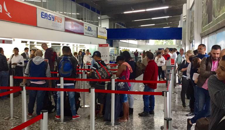 Resultado de imagen para imagenes de pasajeros en aeropuertos en colombia