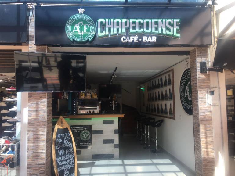 En Medellín inauguran el café bar Chapecoense Medellín