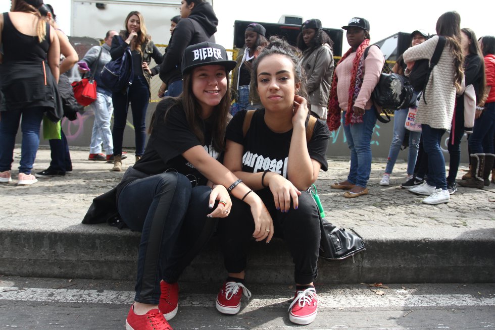 En carpas pasaron la noche decenas de seguidores del cantante Justin Bieber en los alrededores del estadio El Campin, los fanáticos del artista comenzaron a llegar desde la noche del martes para no perderse ningún detalle del evento. En carpas pasaron la noche decenas de seguidores del cantante Justin Bieber en los alrededores del estadio El Campin, los fanáticos del artista comenzaron a llegar desde la noche del martes para no perderse ningún detalle del evento.