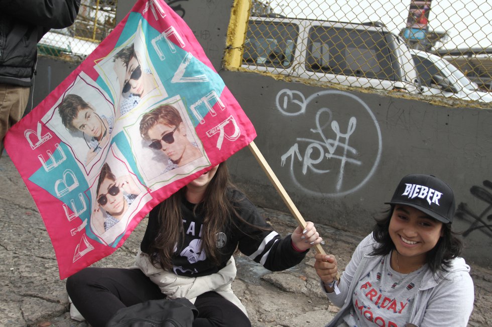 Daniela, Manuela y María Paula le hicieron el coro a este joven que también es youtuber. Daniela, Manuela y María Paula le hicieron el coro a este joven que también es youtuber.