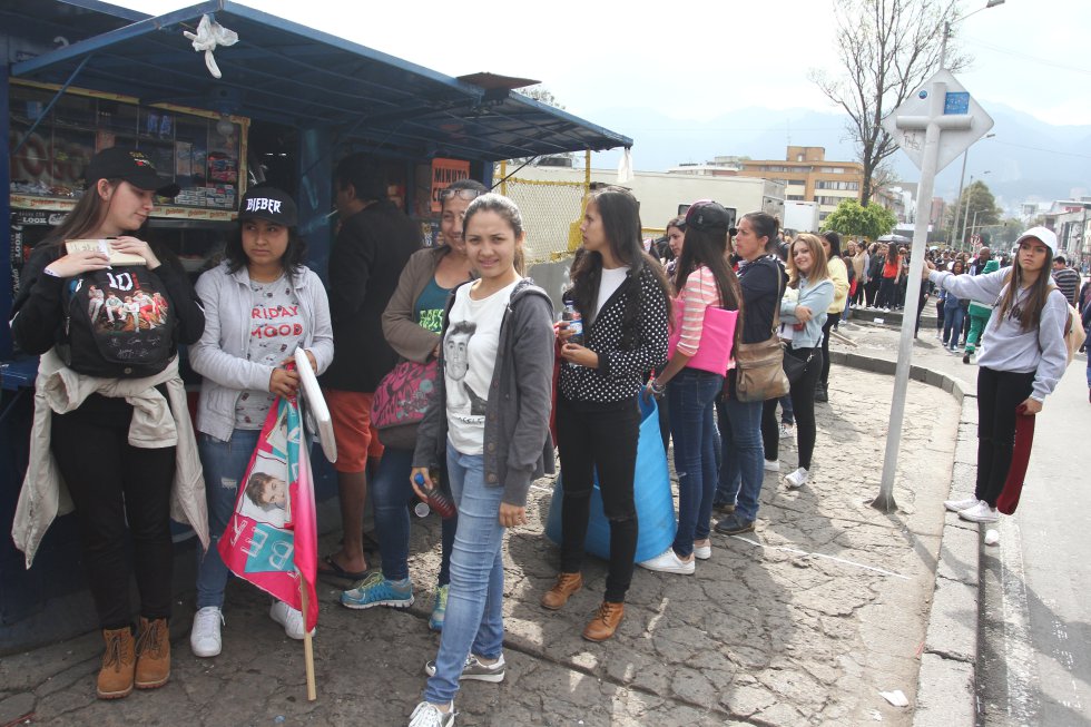 Niños, niñas y adolescentes, la mayoría acompañados de sus padres o hermanos mayores, esperan escuchar todos los éxitos de este cantante que ya hace varios días está en Bogotá. Niños, niñas y adolescentes, la mayoría acompañados de sus padres o hermanos mayores, esperan escuchar todos los éxitos de este cantante que ya hace varios días está en Bogotá.