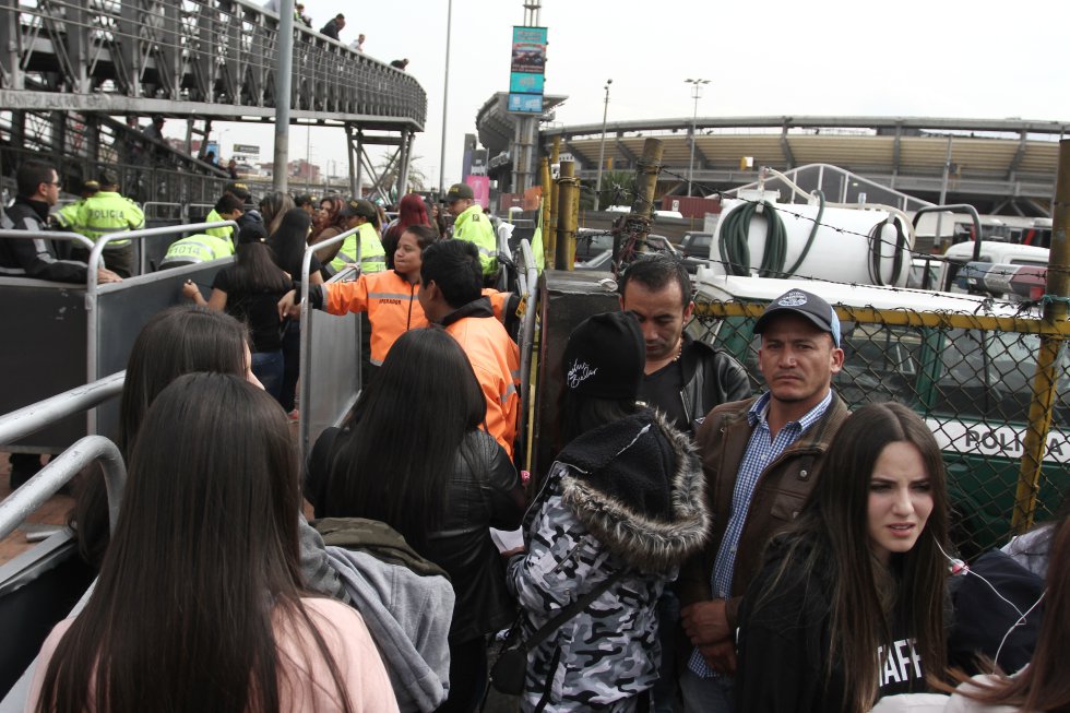 En carpas pasaron la noche decenas de seguidores del cantante Justin Bieber en los alrededores del estadio El Campin, los fanáticos del artista comenzaron a llegar desde la noche del martes para no perderse ningún detalle del evento. En carpas pasaron la noche decenas de seguidores del cantante Justin Bieber en los alrededores del estadio El Campin, los fanáticos del artista comenzaron a llegar desde la noche del martes para no perderse ningún detalle del evento.