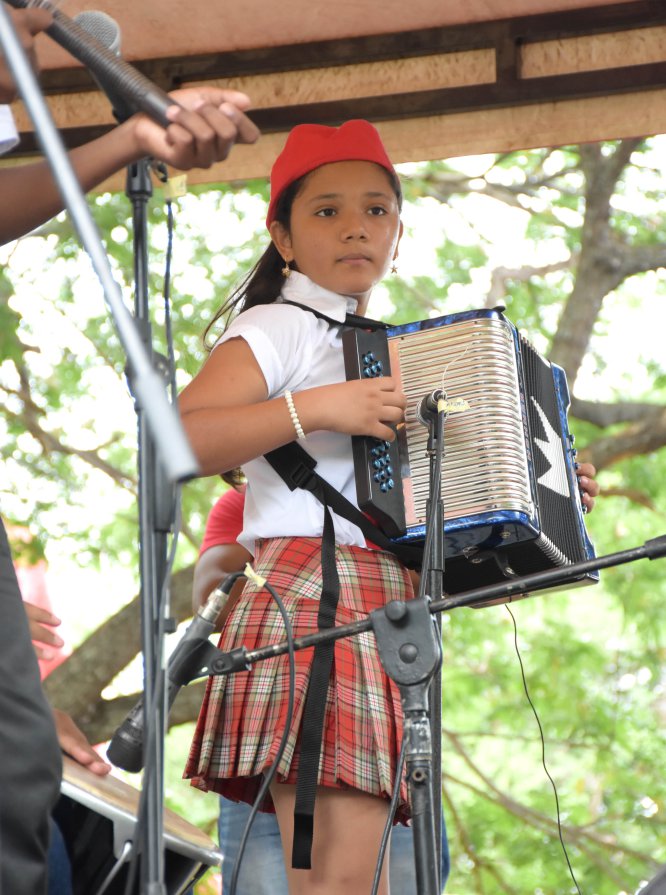 En el escenario del Parque El Helado 57 jóvenes mostraron su talento. En el escenario del Parque El Helado 57 jóvenes mostraron su talento.