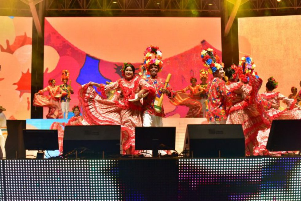 Una revista musical que entrelazó los episodios históricos que dieron origen al Festival de la Leyenda Vallenata fue la antesala de una emotiva y fantástica inauguración del 50 Festival de la Leyenda Vallenata. Una revista musical que entrelazó los episodios históricos que dieron origen al Festival de la Leyenda Vallenata fue la antesala de una emotiva y fantástica inauguración del 50 Festival de la Leyenda Vallenata.