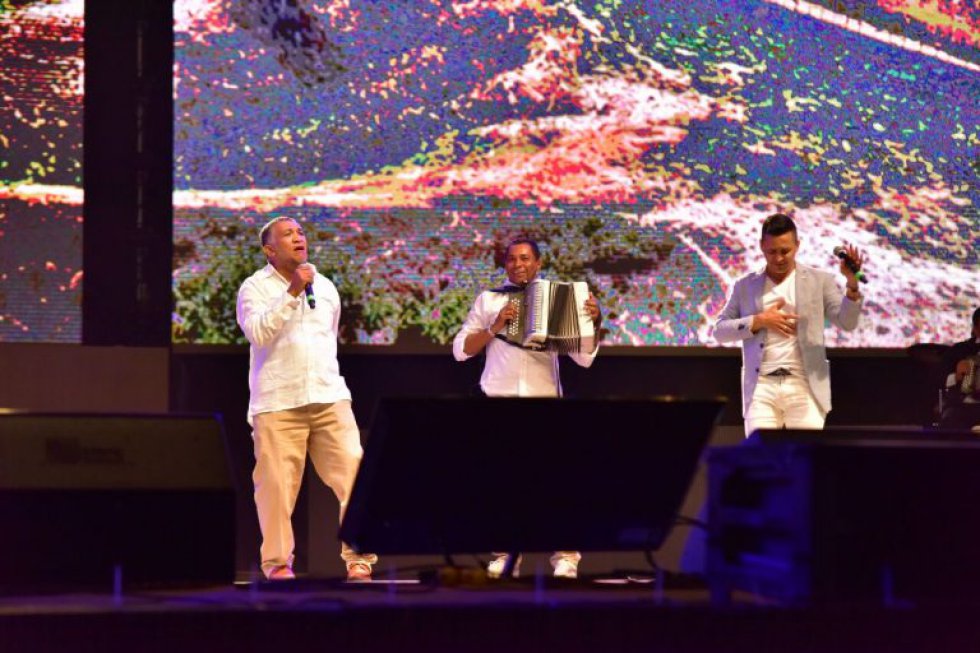 La revista musical titulada Notas de Oro, dirigida por el productor Víctor Ariza González, contó con la participación del Ballet Vallenato de Carlos Calderón, actores de la academia de Boris Serrano, la dirección musical de Fabián Corrales y la interpretación de Ivo Díaz, 20 Reyes del acordeón, los Reyes de Reyes Hugo Carlos Granados y Gonzalo ‘El Cocha’ Molina, y de manera holográfica Nicolás ‘Colacho’ Mendoza. La revista musical titulada Notas de Oro, dirigida por el productor Víctor Ariza González, contó con la participación del Ballet Vallenato de Carlos Calderón, actores de la academia de Boris Serrano, la dirección musical de Fabián Corrales y la interpretación de Ivo Díaz, 20 Reyes del acordeón, los Reyes de Reyes Hugo Carlos Granados y Gonzalo ‘El Cocha’ Molina, y de manera holográfica Nicolás ‘Colacho’ Mendoza.