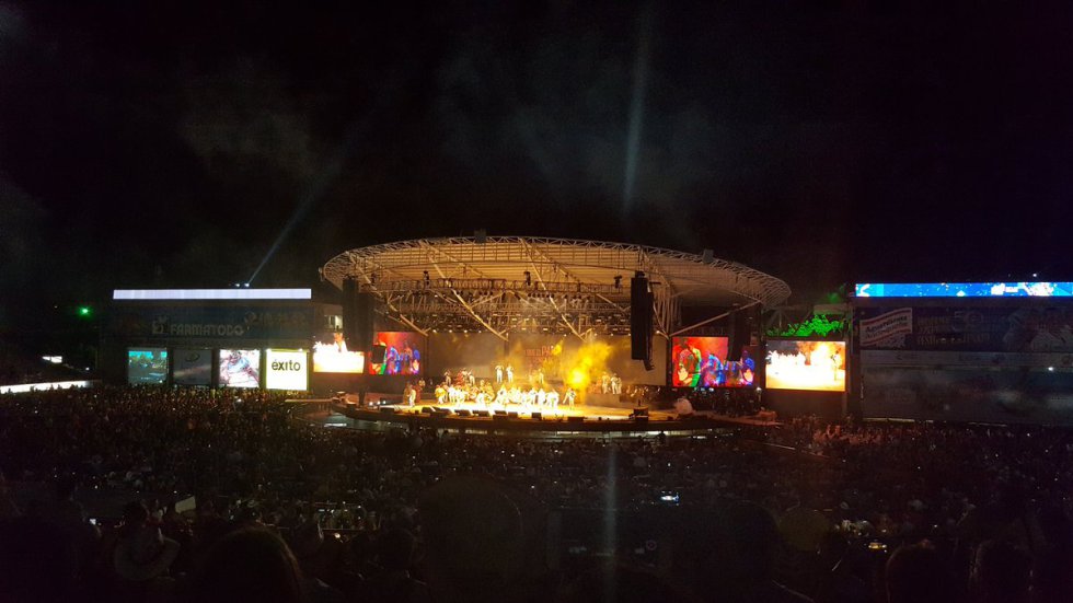 Una revista musical que entrelazó los episodios históricos que dieron origen al Festival de la Leyenda Vallenata fue la antesala de una emotiva y fantástica inauguración del 50 Festival de la Leyenda Vallenata. Una revista musical que entrelazó los episodios históricos que dieron origen al Festival de la Leyenda Vallenata fue la antesala de una emotiva y fantástica inauguración del 50 Festival de la Leyenda Vallenata.