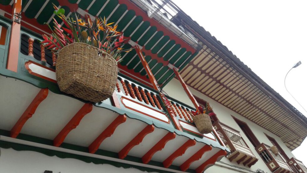 El canasto adorna los balcones en Filandia, Quindío El canasto adorna los balcones en Filandia, Quindío