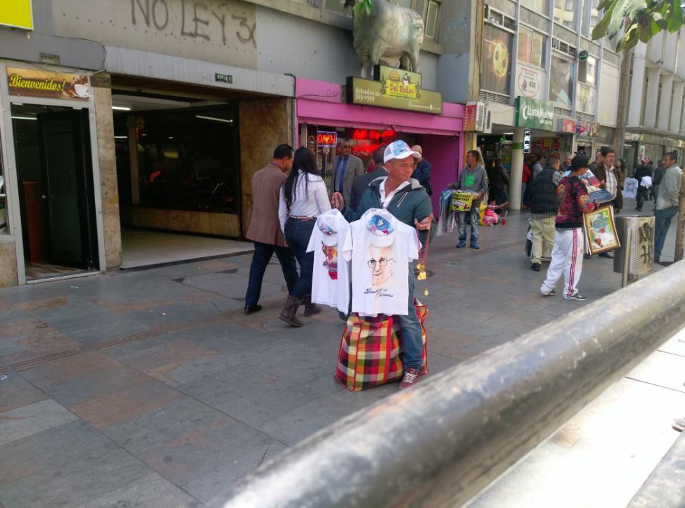 Recuerde que a la 1 p.m., se cierran la Avenida Calle 26 o Avenida El Dorado y todas las estaciones de la Troncal de Transmilenio en ese corredor vial, no hay tránsito por la CicloRuta ni por los puentes peatonales, los cuales se cerrarán. Llegue en bus, en taxi o a pie, y en lo posible evite sacar el carro. Llegue antes de las 3:00 p.m. Recuerde que a la 1 p.m., se cierran la Avenida Calle 26 o Avenida El Dorado y todas las estaciones de la Troncal de Transmilenio en ese corredor vial, no hay tránsito por la CicloRuta ni por los puentes peatonales, los cuales se cerrarán. Llegue en bus, en taxi o a pie, y en lo posible evite sacar el carro. Llegue antes de las 3:00 p.m.