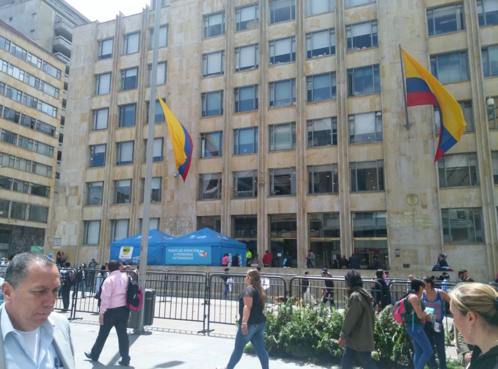 Desde las 0:00 horas hasta las 10 p.m. del 7 de septiembre hay restricción total para la circulación de vehículos a motor en el perímetro del Parque Simón Bolívar comprendido entre la Avenida Calle 68 hasta la Avenida de La Esperanza y la Avenida de Las Américas y entre la Avenida Rojas y la Avenida NQS o Carrera 30. Desde las 0:00 horas hasta las 10 p.m. del 7 de septiembre hay restricción total para la circulación de vehículos a motor en el perímetro del Parque Simón Bolívar comprendido entre la Avenida Calle 68 hasta la Avenida de La Esperanza y la Avenida de Las Américas y entre la Avenida Rojas y la Avenida NQS o Carrera 30.