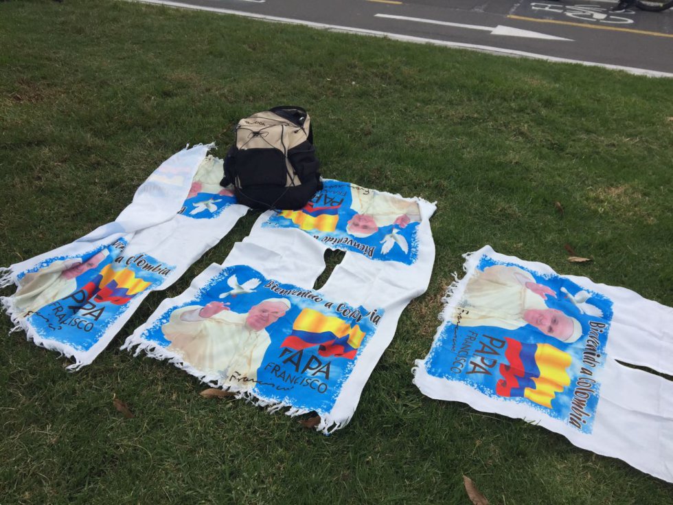Varios productos relacionados con la visita del papa Francisco se ven en las calles de Bogotá. Varios productos relacionados con la visita del papa Francisco se ven en las calles de Bogotá.