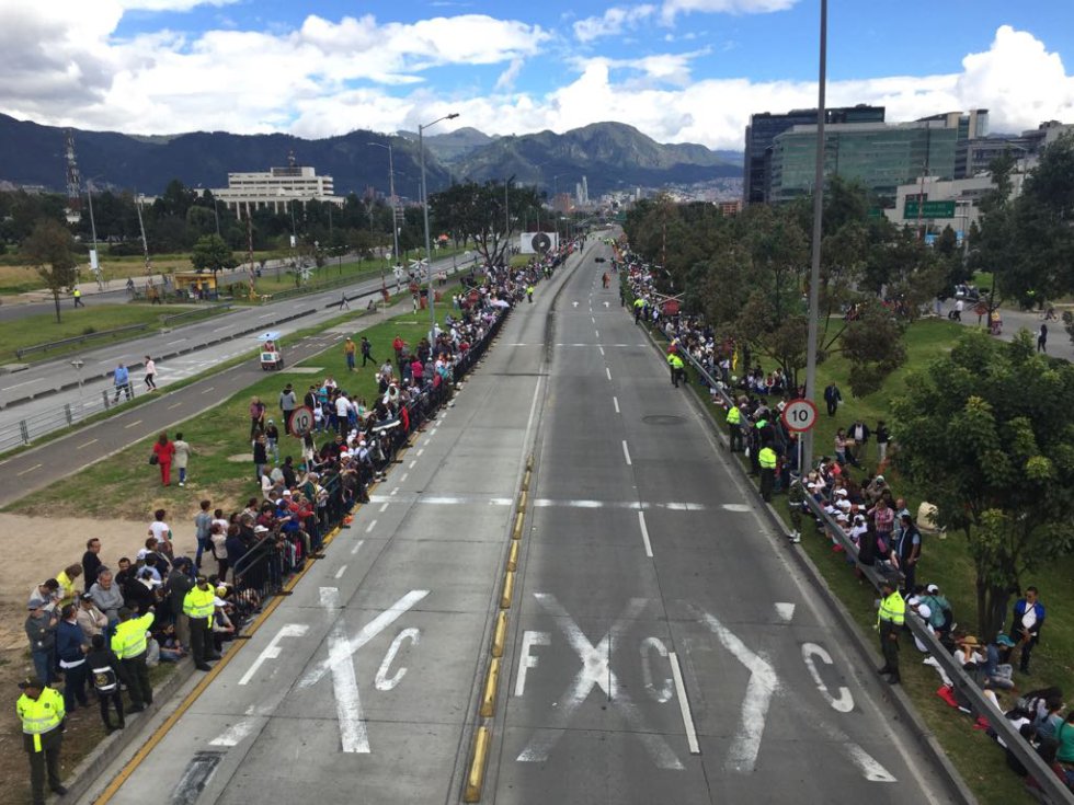 Desde las 0:00 horas hasta las 10 p.m. del 7 de septiembre hay restricción total para la circulación de vehículos a motor en el perímetro del Parque Simón Bolívar comprendido entre la Avenida Calle 68 hasta la Avenida de La Esperanza y la Avenida de Las Américas y entre la Avenida Rojas y la Avenida NQS o Carrera 30. Desde las 0:00 horas hasta las 10 p.m. del 7 de septiembre hay restricción total para la circulación de vehículos a motor en el perímetro del Parque Simón Bolívar comprendido entre la Avenida Calle 68 hasta la Avenida de La Esperanza y la Avenida de Las Américas y entre la Avenida Rojas y la Avenida NQS o Carrera 30.