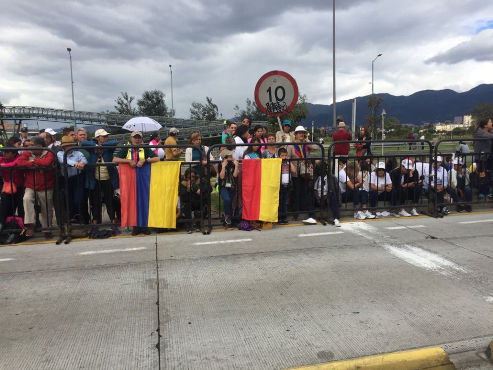Para esta ocasión se contará con el apoyo de casi 7.650 voluntarios, que apoyarán la logística y seguridad en las actividades entorno a la visita del papa. Entre ellos 1.000 son funcionarios de entidades distritales. Para esta ocasión se contará con el apoyo de casi 7.650 voluntarios, que apoyarán la logística y seguridad en las actividades entorno a la visita del papa. Entre ellos 1.000 son funcionarios de entidades distritales.